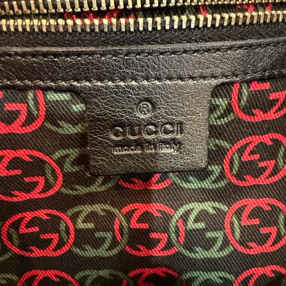 GUCCI Elegant Black Leather Shoulder Bag with Iconic Gold Logo - Picture 2 of 15